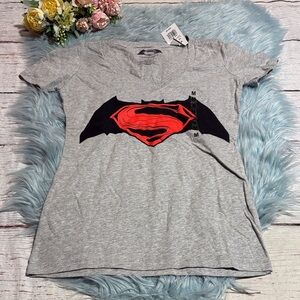 NWT Batman Vs Superman V Neck Short Sleeve Tee sz M